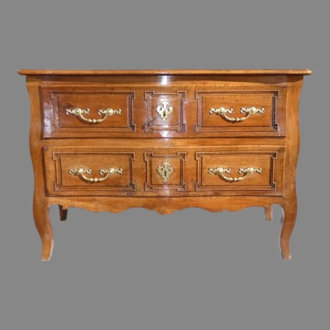 Commode sauteuse Castraise en noyer blond époque Louis XV 18ème