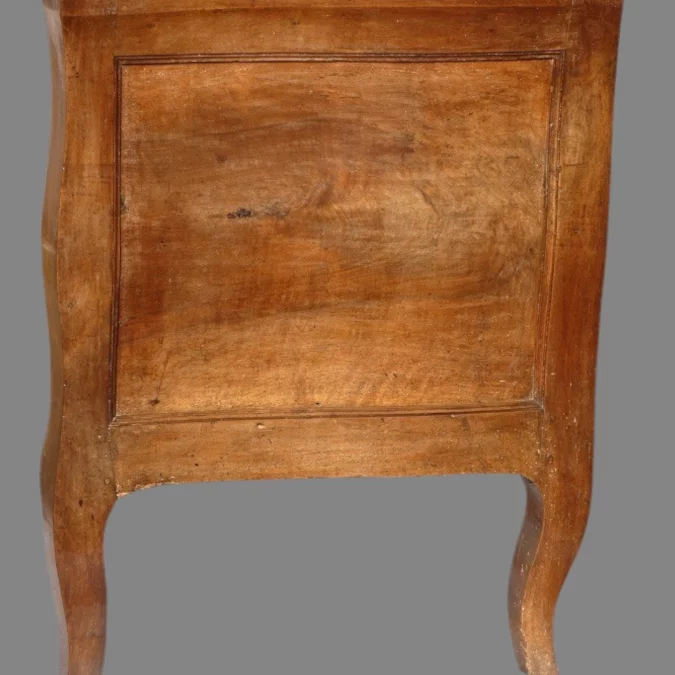 Commode sauteuse Castraise en noyer blond époque Louis XV 18ème