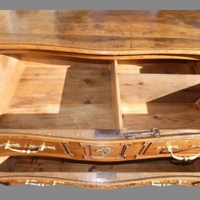 Commode sauteuse Castraise en noyer blond époque Louis XV 18ème