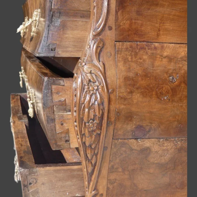 Commode tombeau Régence en noyer -Sud de la France - Provence début 18ème