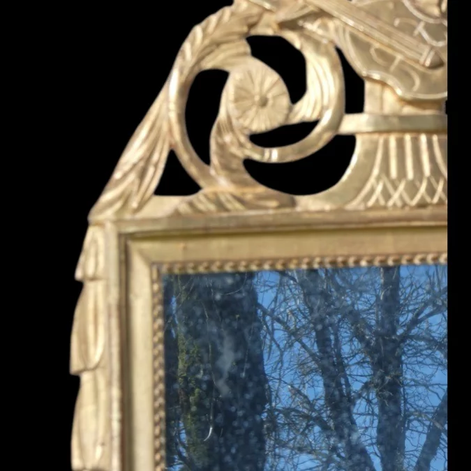 Miroir en bois de tilleul sculpté et doré d'époque Louis XVI 18ème PROVENCE