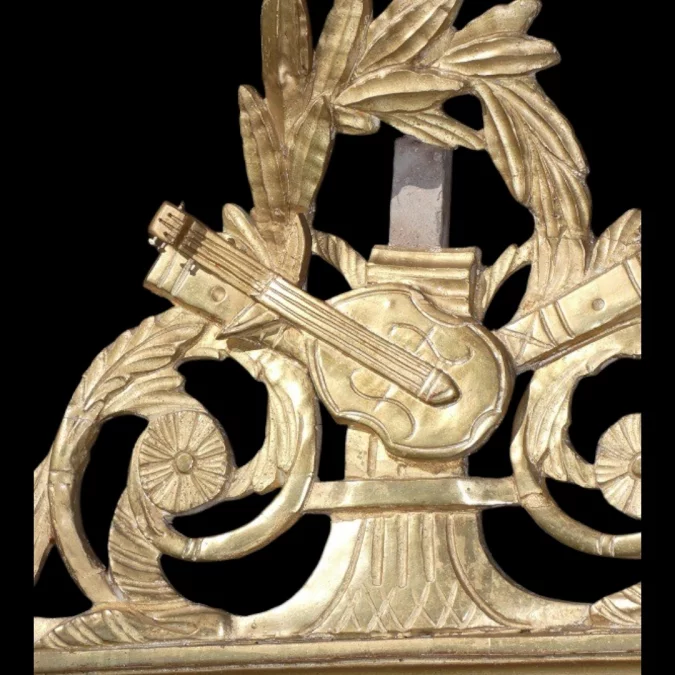Miroir en bois de tilleul sculpté et doré d'époque Louis XVI 18ème PROVENCE