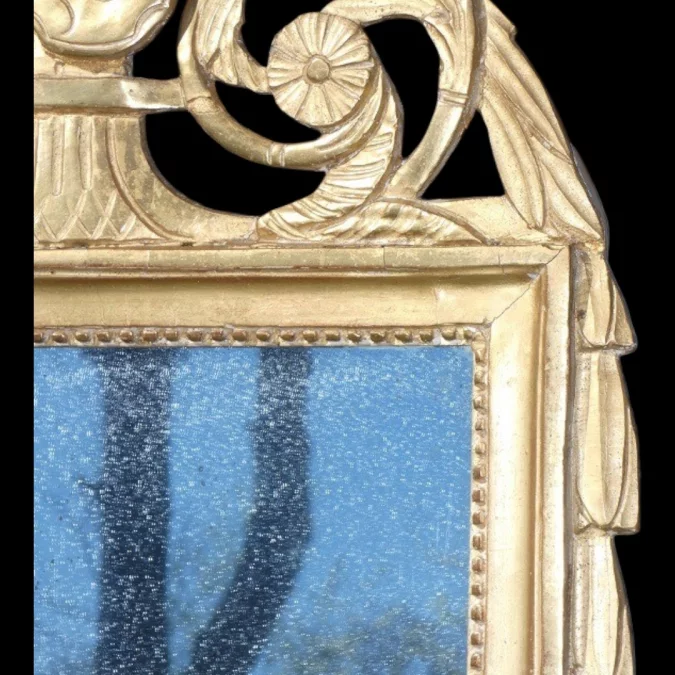 Miroir en bois de tilleul sculpté et doré d'époque Louis XVI 18ème PROVENCE