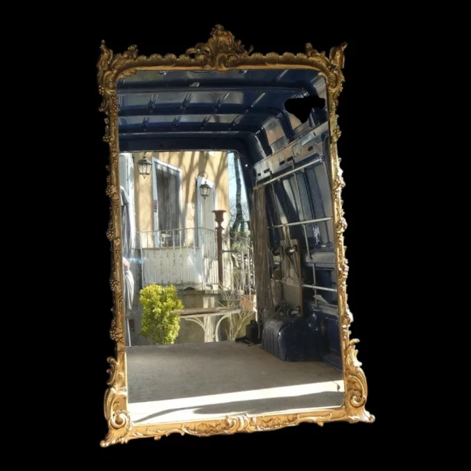 Miroir de boiserie "aux perroquets" en bois sculpté et laqué de style Louis XV