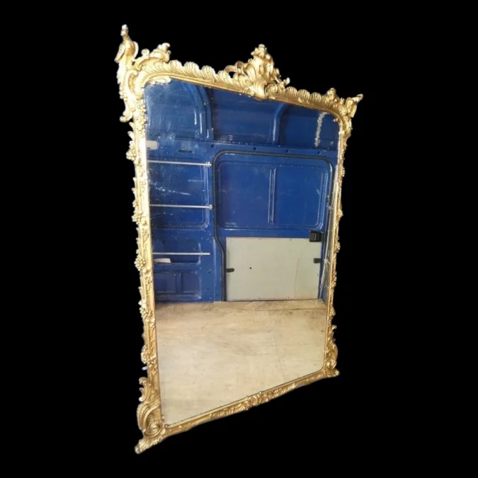 Miroir de boiserie "aux perroquets" en bois sculpté et laqué de style Louis XV
