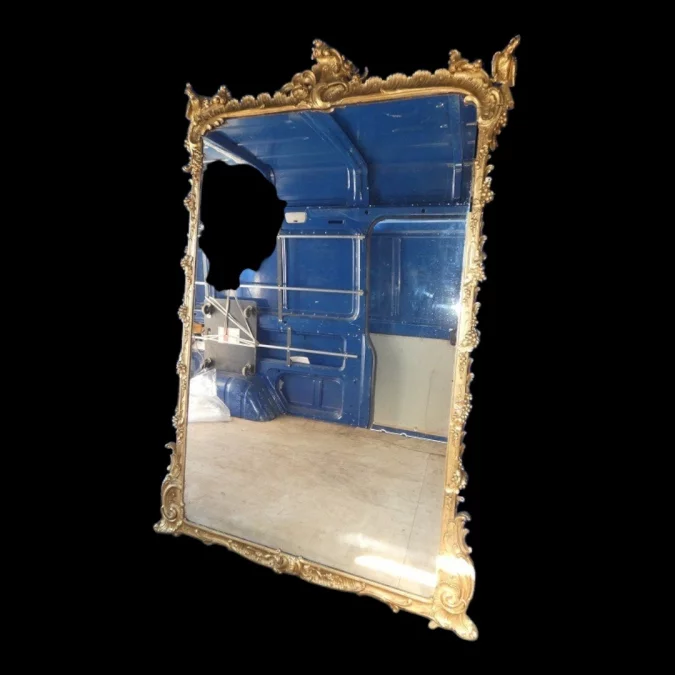 Miroir de boiserie "aux perroquets" en bois sculpté et laqué de style Louis XV