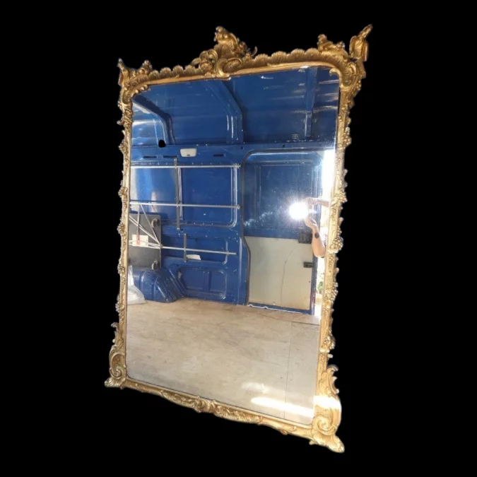 Miroir de boiserie "aux perroquets" en bois sculpté et laqué de style Louis XV