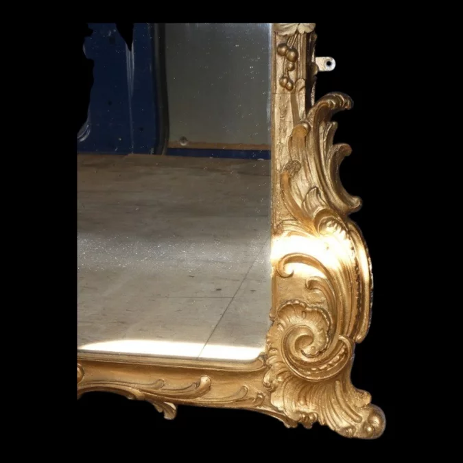 Miroir de boiserie "aux perroquets" en bois sculpté et laqué de style Louis XV