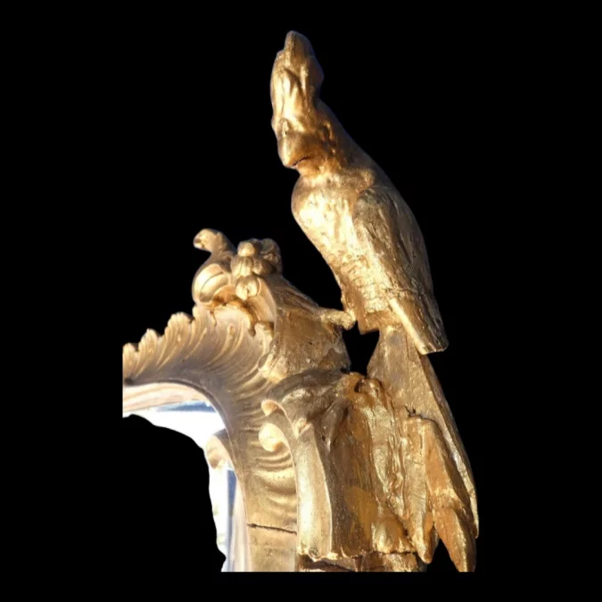 Miroir de boiserie "aux perroquets" en bois sculpté et laqué de style Louis XV