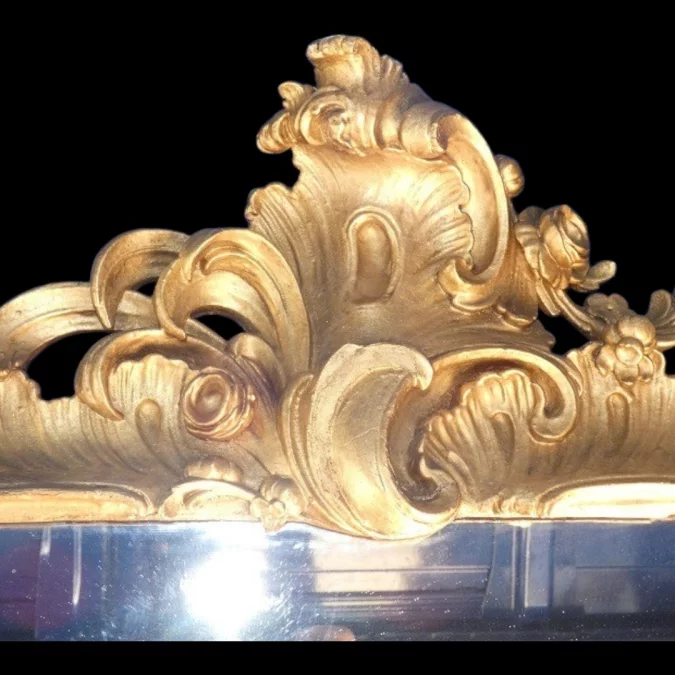 Miroir de boiserie "aux perroquets" en bois sculpté et laqué de style Louis XV