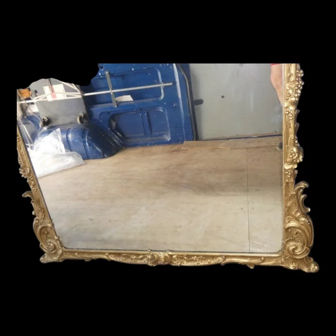 Miroir de boiserie "aux perroquets" en bois sculpté et laqué de style Louis XV