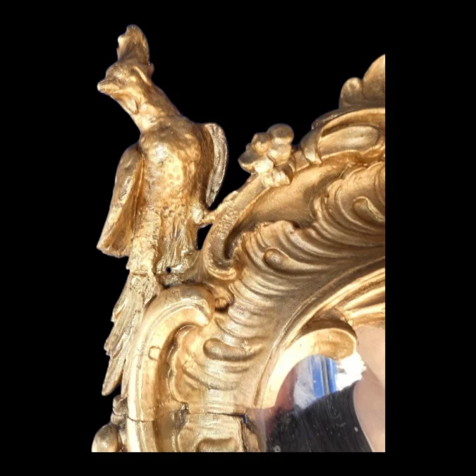 Miroir de boiserie "aux perroquets" en bois sculpté et laqué de style Louis XV