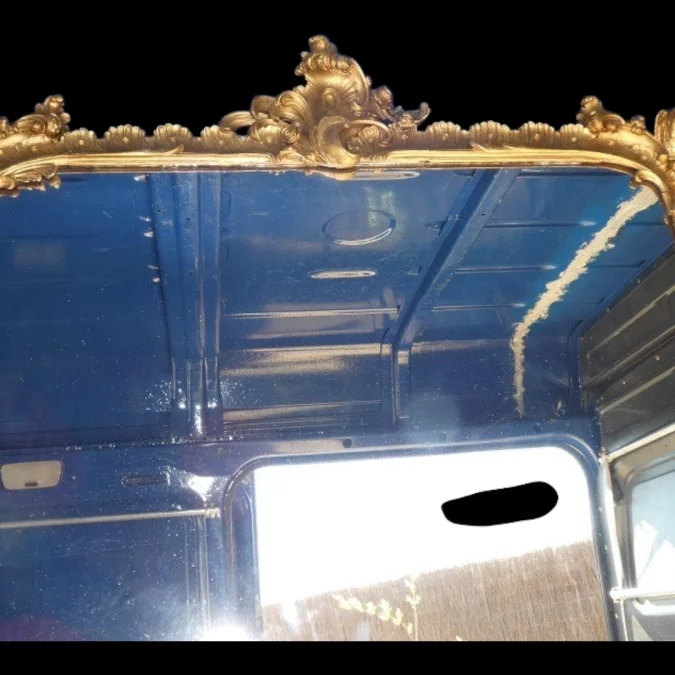 Miroir de boiserie "aux perroquets" en bois sculpté et laqué de style Louis XV