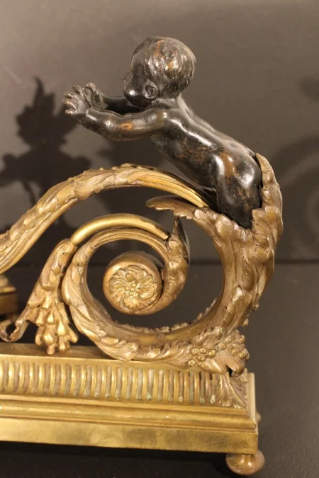 Paire de chenets aux anges en bronze