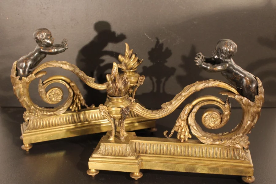 Paire de chenets aux anges en bronze