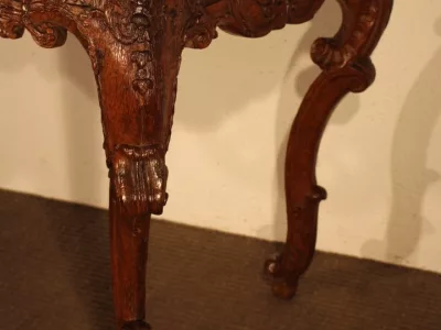 KONSOLENTISCH AUS DER FRANZÖSISCHEN REGENZZEIT