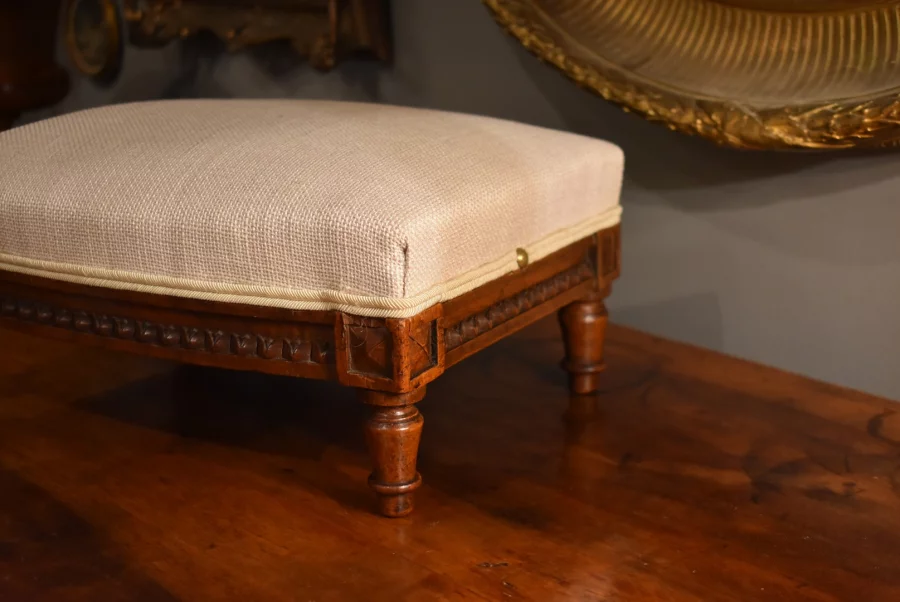 Tabouret de pieds en noyer