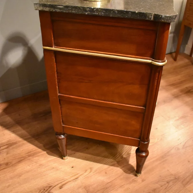 Commode de style Louis XVI en acajou