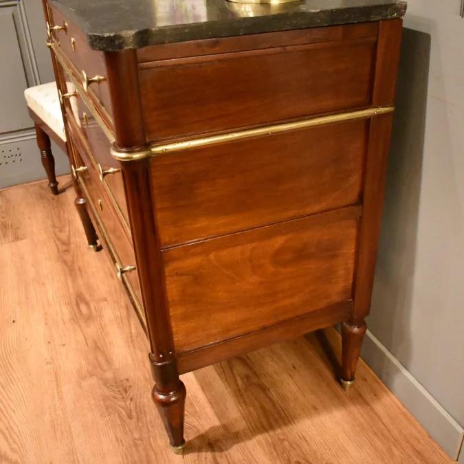 Commode de style Louis XVI en acajou