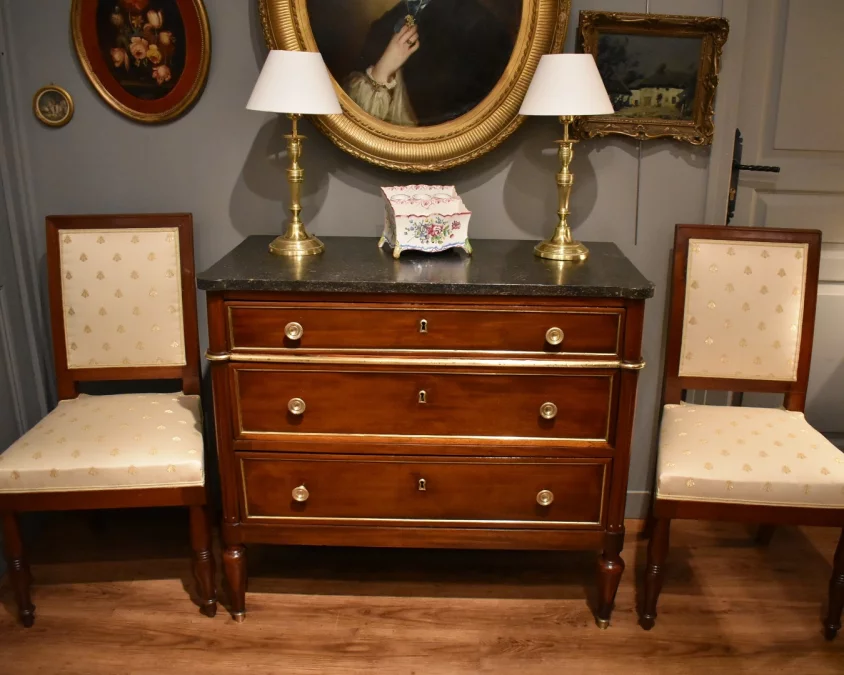 Commode de style Louis XVI en acajou