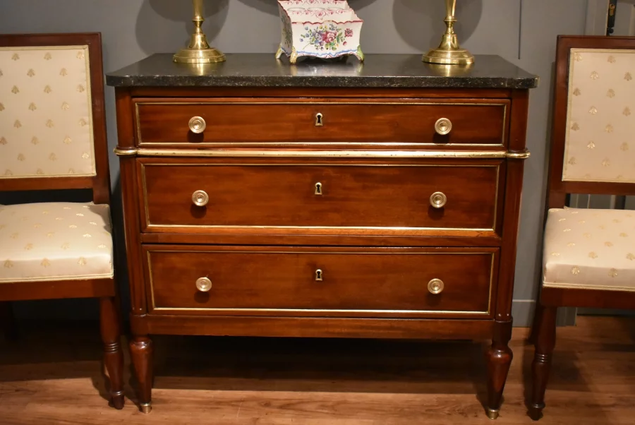 Commode de style Louis XVI en acajou
