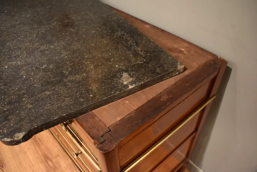 Commode de style Louis XVI en acajou