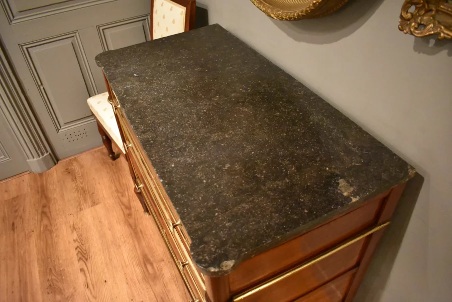 Commode de style Louis XVI en acajou