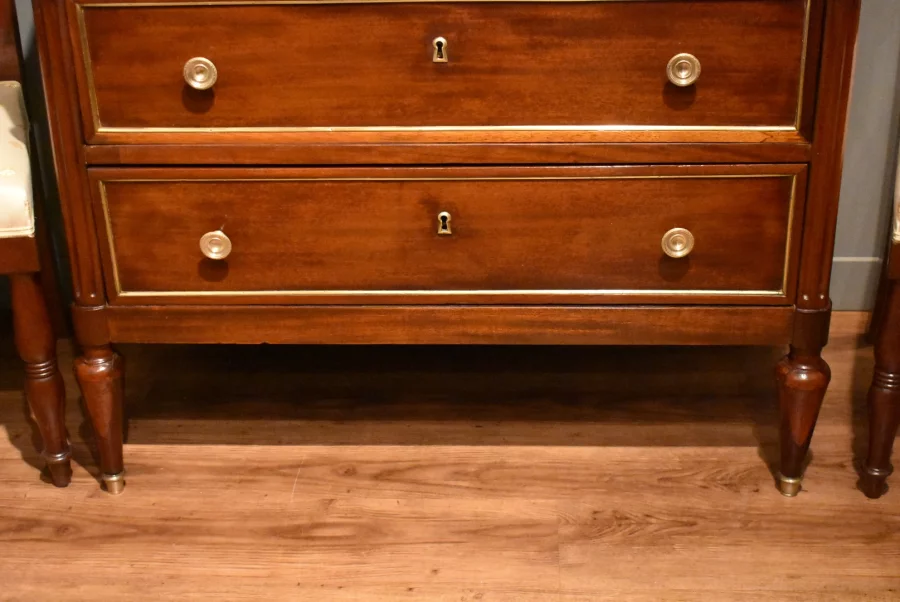 Commode de style Louis XVI en acajou