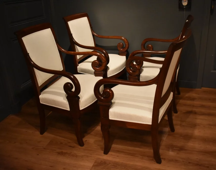 Suite de quatre fauteuils d'époque Restauration