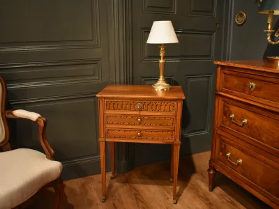 Table chiffonnière en noyer et marqueterie