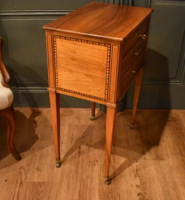 Table chiffonnière en noyer et marqueterie