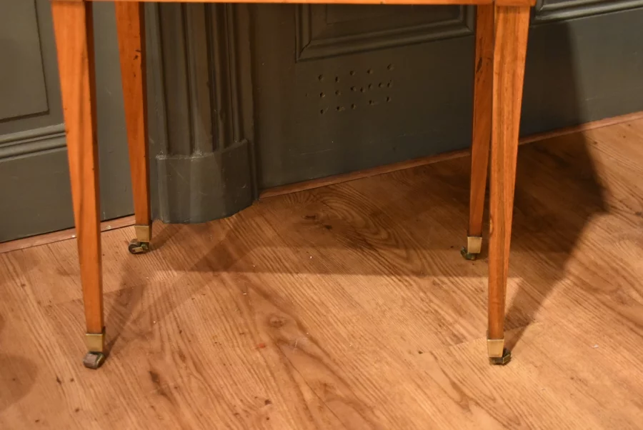 Table chiffonnière en noyer et marqueterie