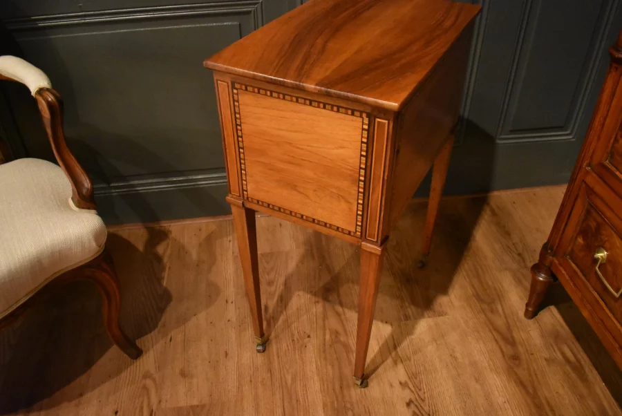 Table chiffonnière en noyer et marqueterie