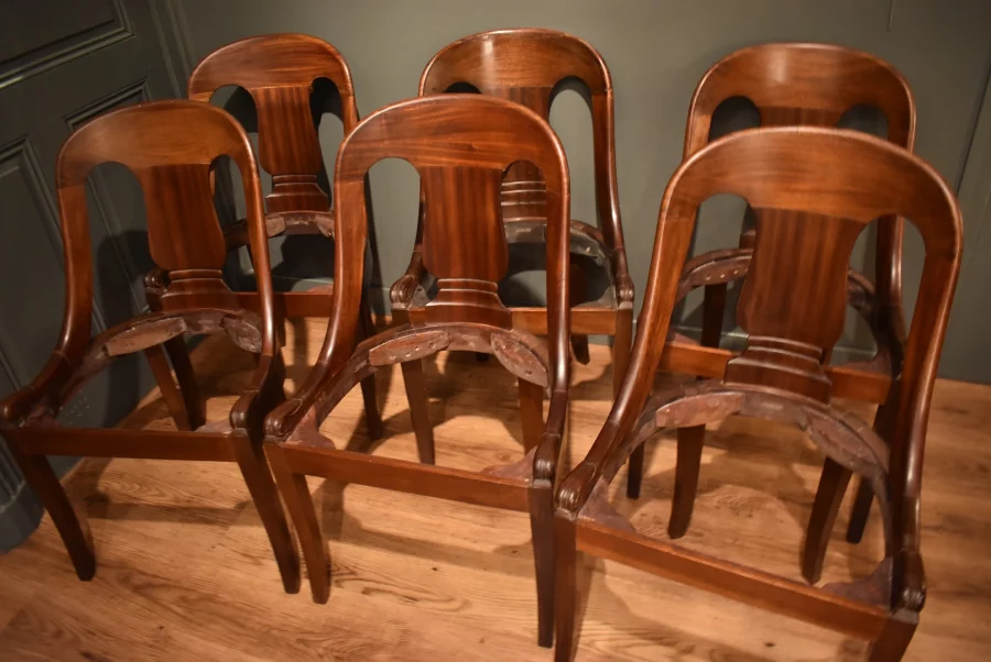 Suite de six chaises "gondole"