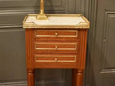 Chevet de style Louis XVI en acajou