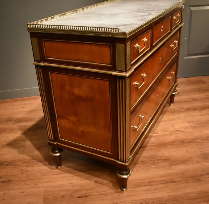 Commode Louis XVI en acajou