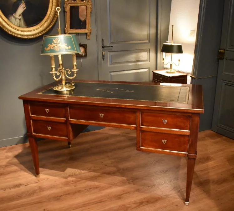 Grand bureau plat de style Louis XVI