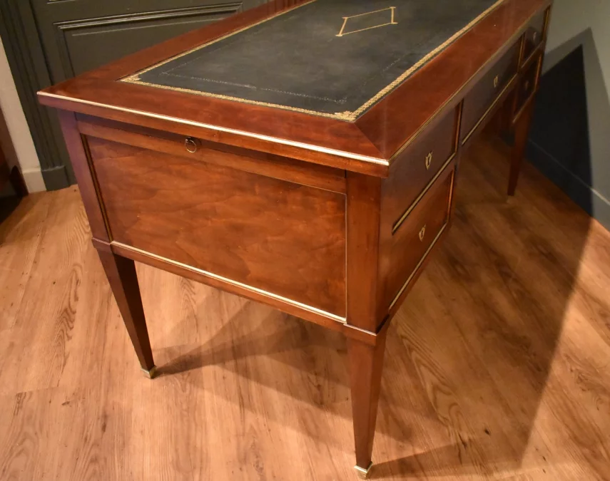 Grand bureau plat de style Louis XVI