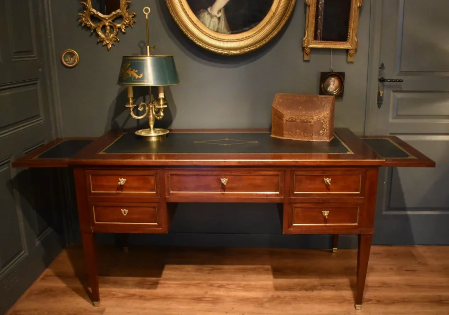 Grand bureau plat de style Louis XVI