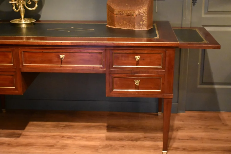 Grand bureau plat de style Louis XVI