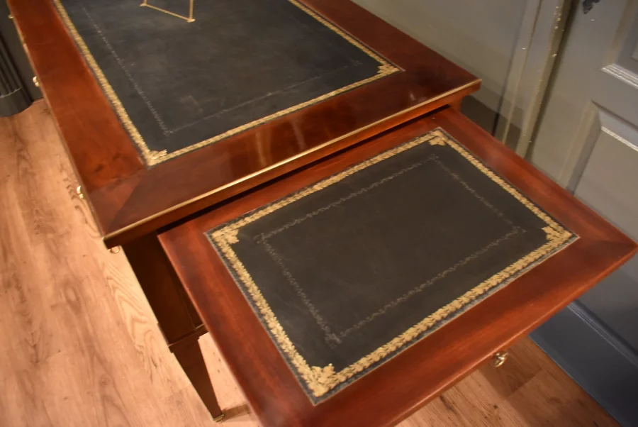 Grand bureau plat de style Louis XVI