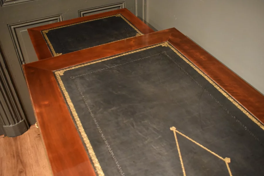 Grand bureau plat de style Louis XVI