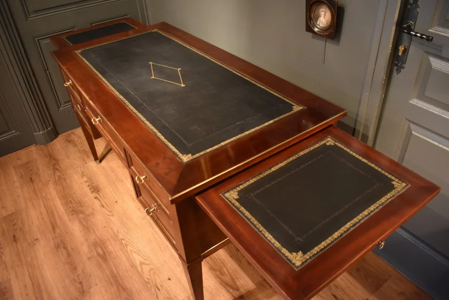 Grand bureau plat de style Louis XVI