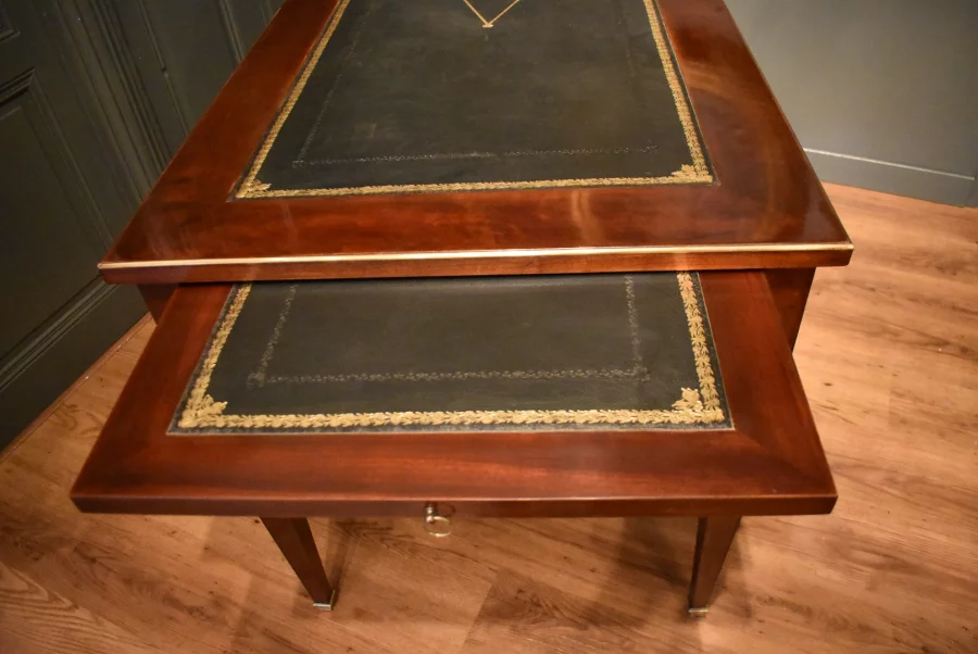 Grand bureau plat de style Louis XVI