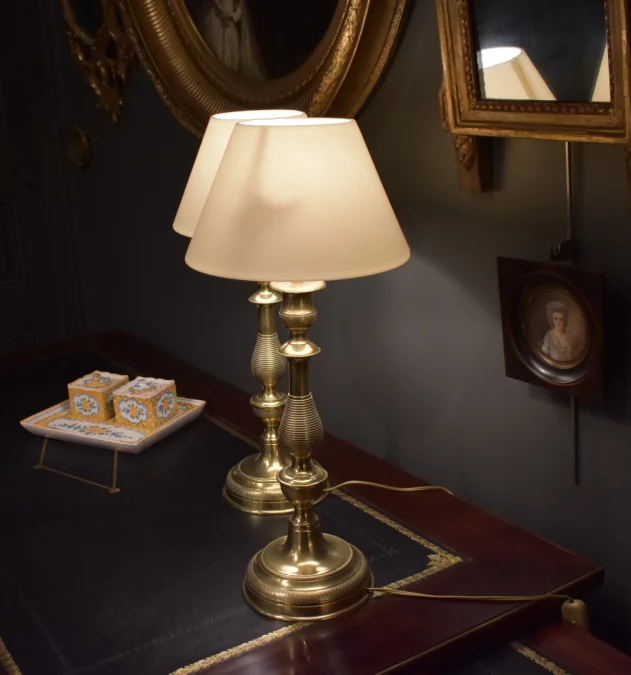 Paire de grandes lampes en bronze