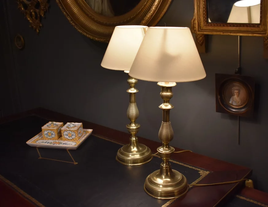 Paire de grandes lampes en bronze