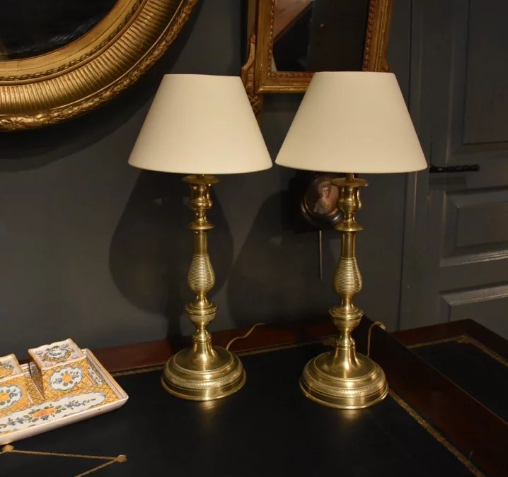 Paire de grandes lampes en bronze