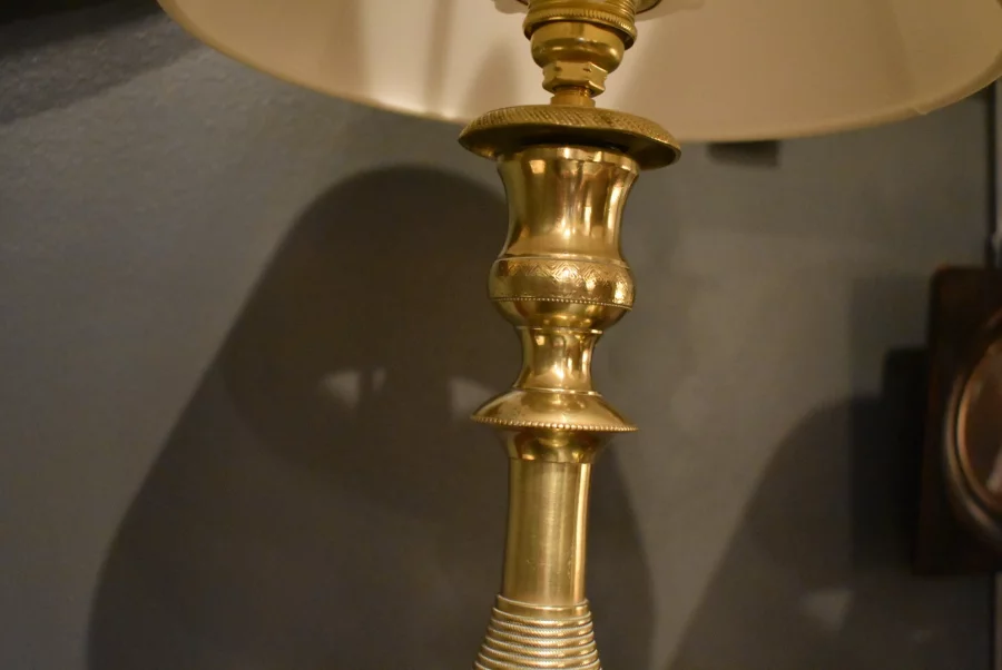 Paire de grandes lampes en bronze