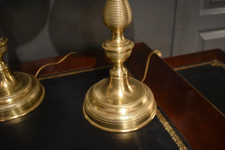 Paire de grandes lampes en bronze