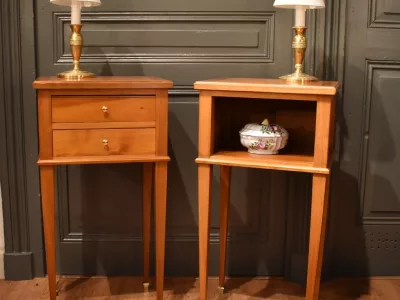 Paire de petits chevets de style Louis XVI
